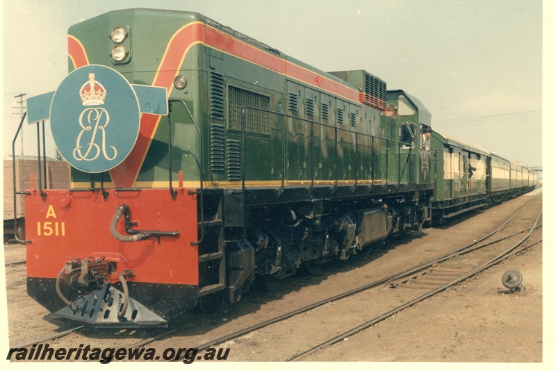 P04125
A class 1511 Diesel Locomotive Royal Train hauling the Royal Train transporting the Queen Mother to Bunbury. Front and side view from left to right.
