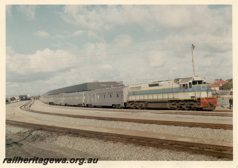 P04129
L class 268 diesel locomotive Indian Pacific at East Perth terminal
