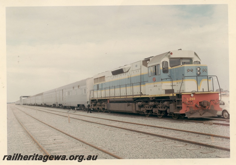 P04132
L class 268 in original livery hauling the Indian Pacific.
