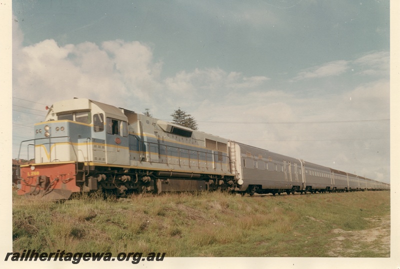 P04133
L class 268 in original livery hauling the Indian Pacific.
