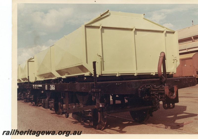 P04187
NO class 21464 nickel ore container wagon, side and end view, in as new condition.
