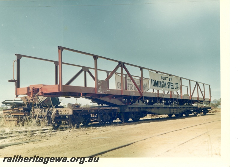 P04188
GG class 1802 45 ton flat top frame on two flat top wagons, end and side view.
