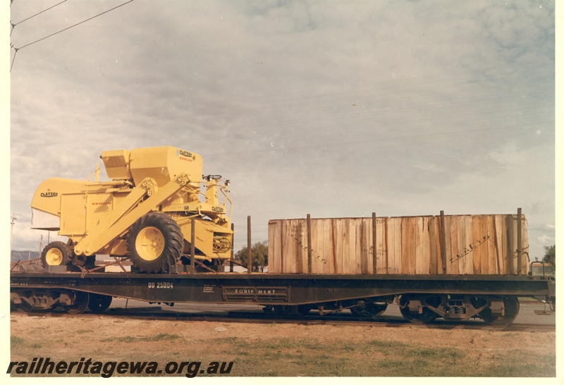 P04189
QU class 25003 flat top wagon, black livery, 