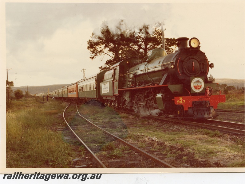 P04194
W Class 947 steam locomotive, side and front view, on the last Albany Progress at Elleker, GSR line.
