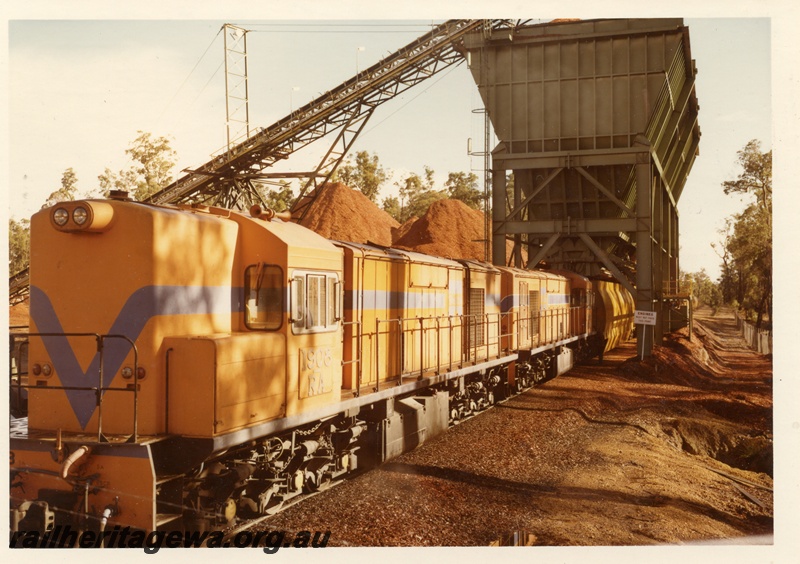 P04196
RA class 1908, Westrail orange with blue stripe, double heading on wood chip train loading, Lambert, PP line
