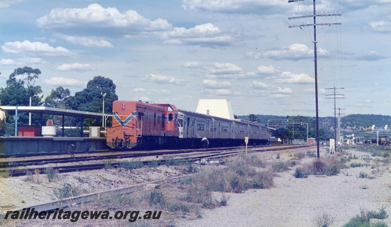 P04218
A class 1504 with Queensland Railways suburban set of carriages, Midland station, ER line, about to depart for Perth
