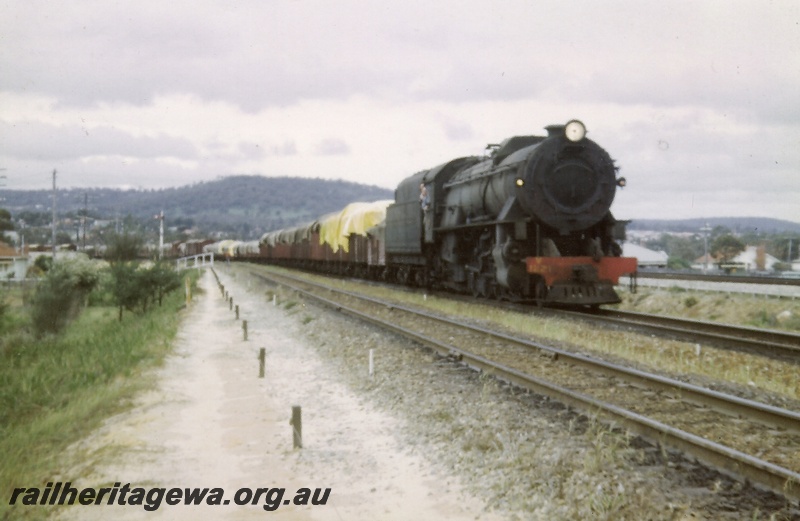 P04220
V class 1221, on No 24 goods train to Midland, Bellevue, ER line
