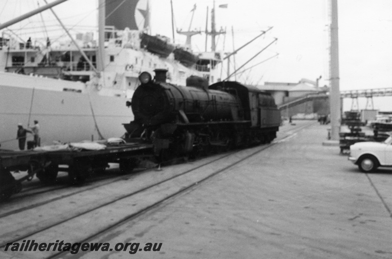 P04221
W class 952, shunting on Bunbury wharf, SWR line
