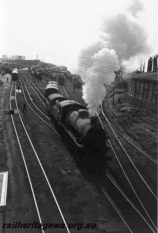 P04222
W class 920, on goods train for Collie or Bridgetown, departing Bunbury yard, SWR line
