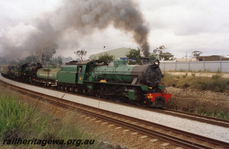 P04242
W class 903 and W class 945, double heading Toodyay Show train, Swan View, ER line
