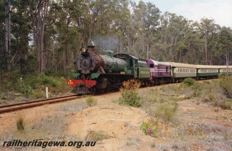 P04246
W class 945 and G class 50, double heading Hotham Valley Railway excursion train of South African carriages, Dwellingup, PN line
