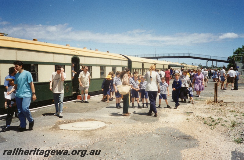 P04248
Passengers disembarking from special Midland Centennial train, old Midland Junction platform, ER line
