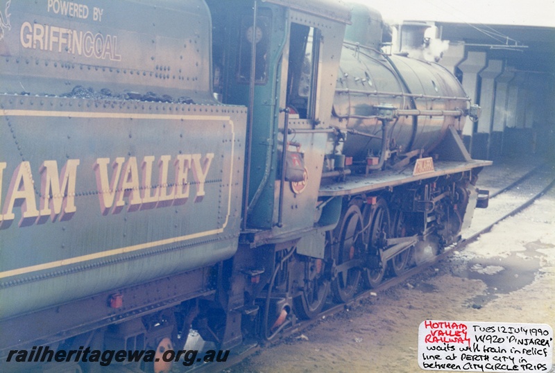 P04250
W class 920, waiting in relief siding between Hotham Valley Railway City Circle trips, Perth City station, ER line, side view
