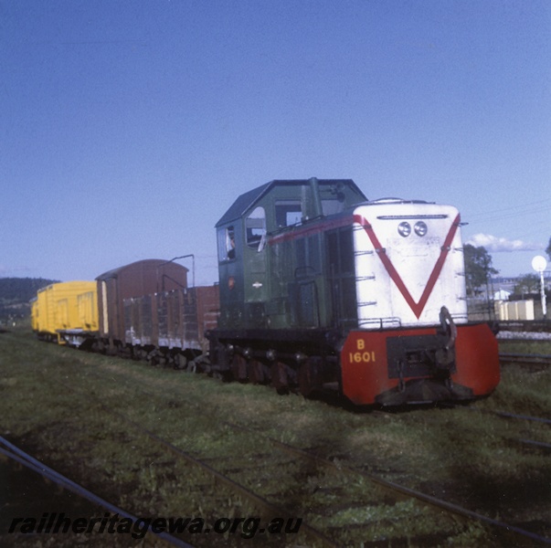 P04275
B class 1601, shunting various wagons, Midland goods yard, ER line, mansard roof
