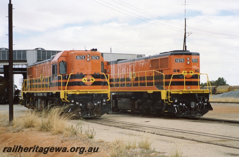 P04283
DA class 1574, DA class 1575, West Merredin, side and end view
