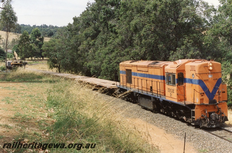 P04285
R class 1902, on concrete re-sleepering train, Brunswick Junction, Worsley line
