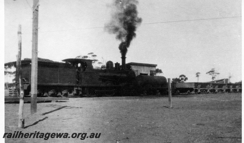 P04346
MRWA B class 7 steam locomotive, end and side view, crew on the footplate.
