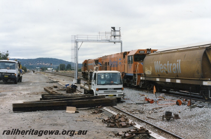 P04377
Signal gantry on dual gauge line, Midland.
