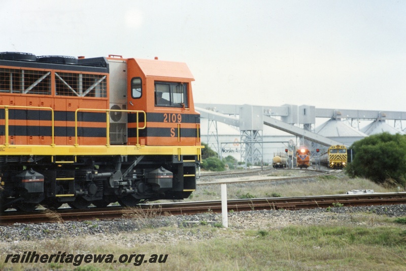 P04378
S class 2109 diesel locomotive arriving at Bunbury Inner Harbour with DB class 1581 