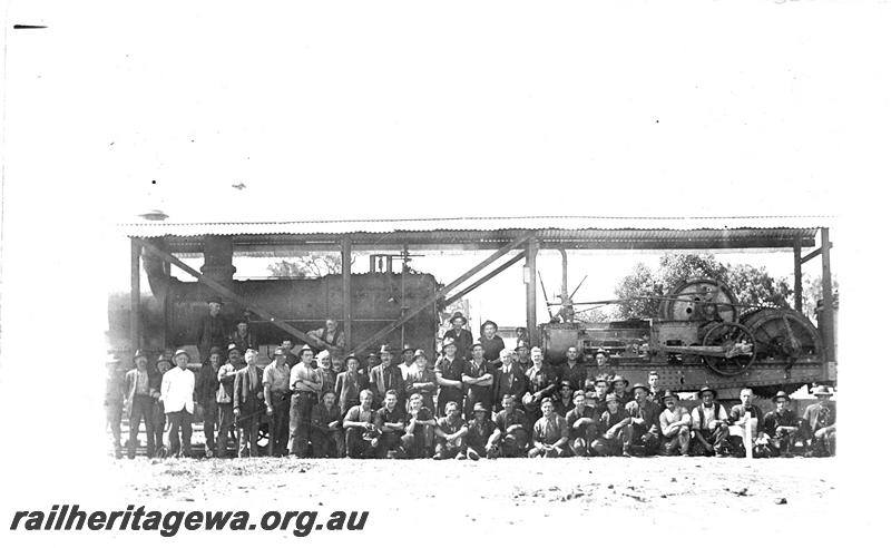 P04411
Millars log hauler No.7, Yarloop, side view with large group of workers posed in front.
