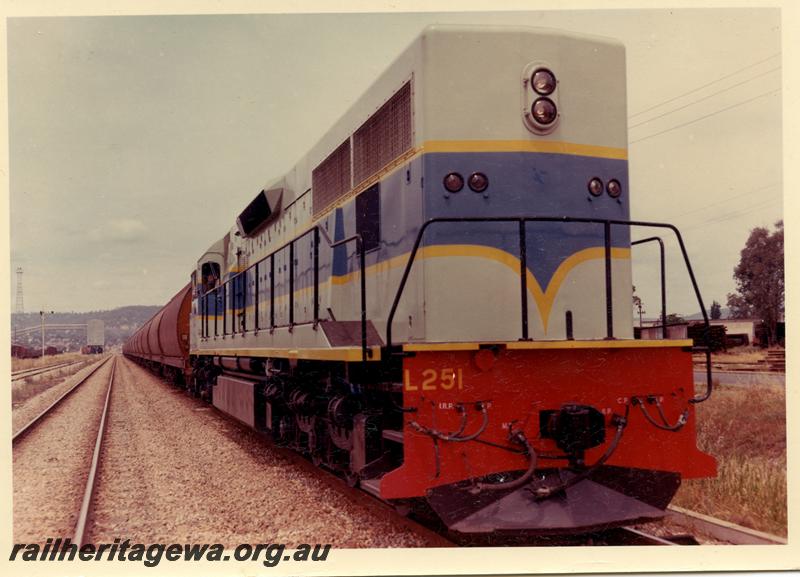 P04431
L class 251, Bellevue, grain train, long hood leading, original livery, side and end view of loco
