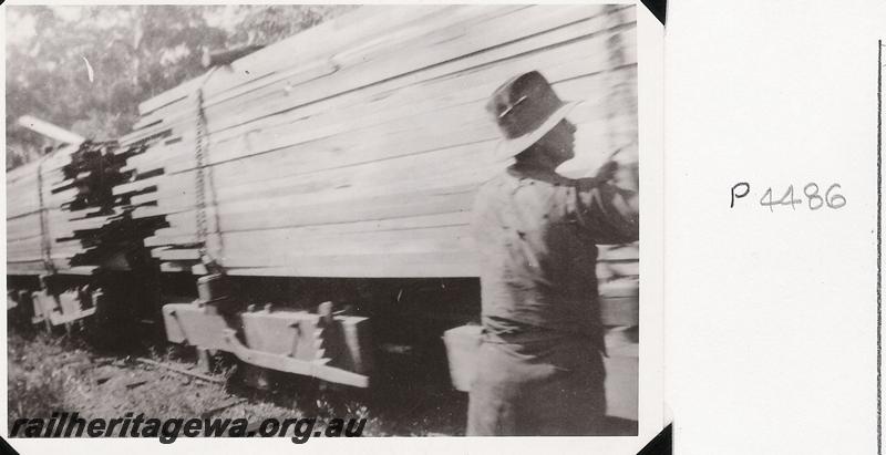 P04486
Whittaker's North Dandalup incline, worker tie-ing down a loaded wagon
