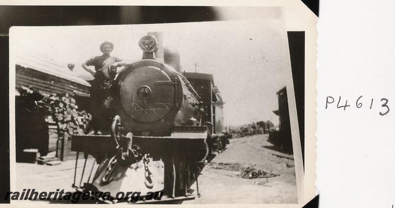 P04613
Millars loco No.72 at Yarloop. Front view
