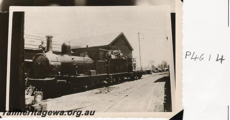 P04614
Millars loco No.72 at Yarloop. 3/4 Front view
