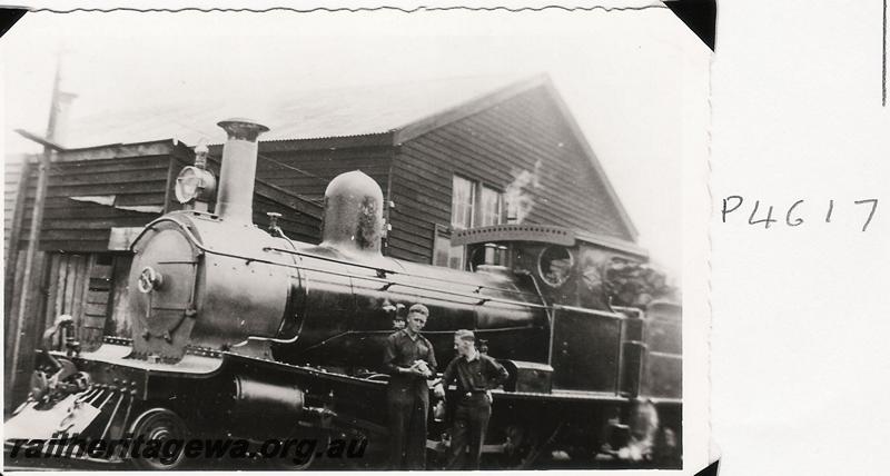 P04617
Millars loco No.71 at Yarloop, front and side view
