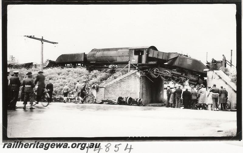 P04854
ASG class 26 Garratt, Subway Stirling Road, Claremont, derailed and hanging over the roadway
