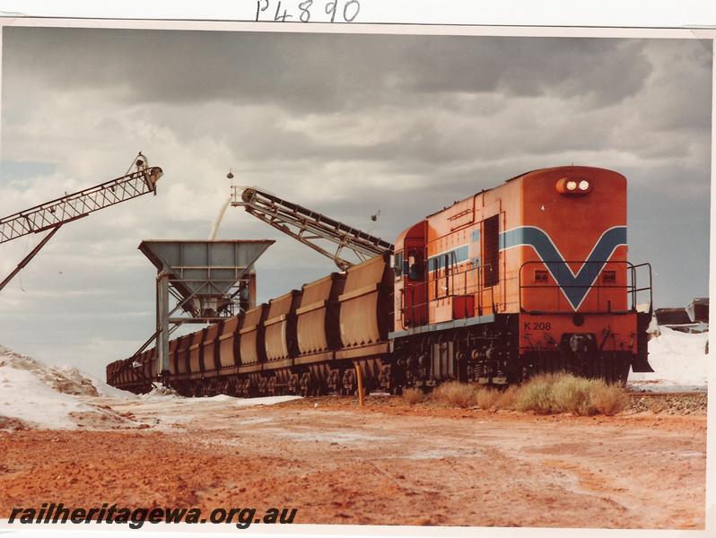 P04890
K class 208, salt loader, Lake Lefroy, salt train being loaded
