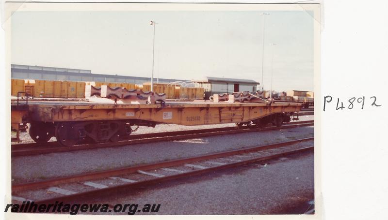 P04892
QU class 25030 flat wagon, yellow livery
