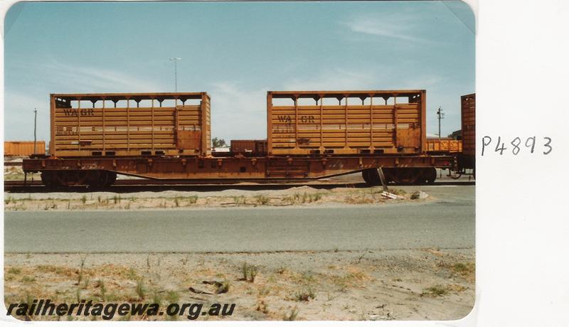 P04893
QU class flat wagon, yellow livery, cattle containers, side view
