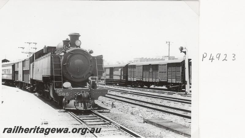 P04923
DM class 585, Perth Yard, shunting country passenger train
