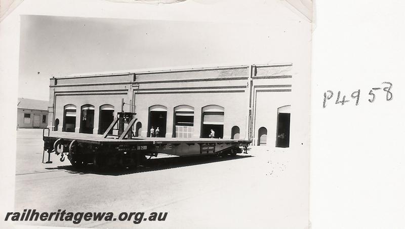 P04958
QU class 25001 bogie flat wagon. Same as P10778
