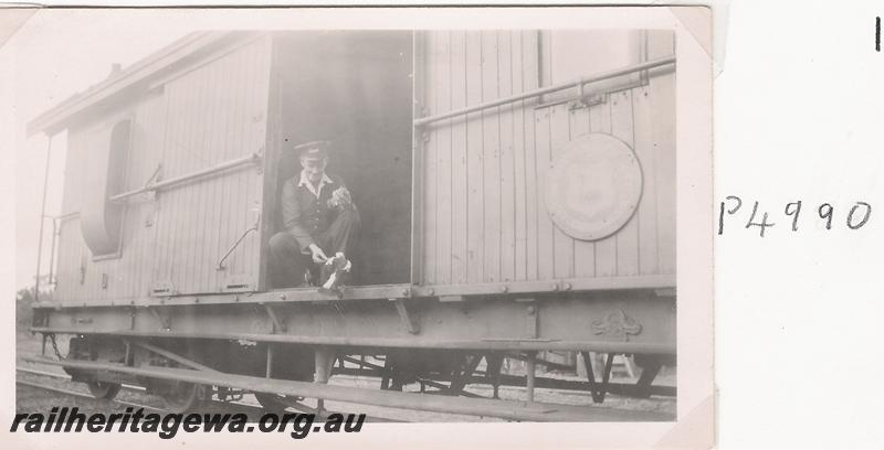 P04990
ZA class brakevan, guard Arthur Shaw, Eulin, DK line, feeding magpie
