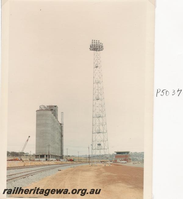 P05037
Light tower, Wheat silo, Yardmasters office, Avon Yard, Standard Gauge Construction

