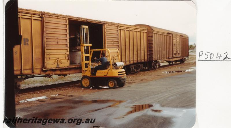 P05042
WVX class standard gauge van, (later reclassified to WBAX class),forklift loading wool bales
