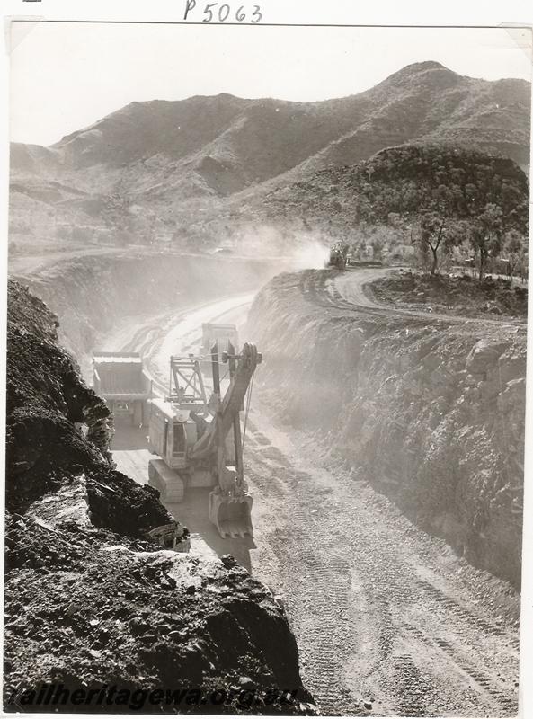 P05063
Excavation for the rail loading tunnel for Hamersley Iron's Mount Tom Price deposit
