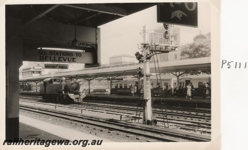 P05111
DS class 371 light engine, signal, destination board, Perth Station
