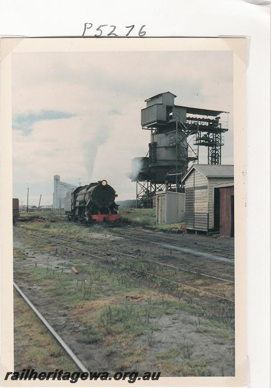 P05276
V class 1204, coaling tower Bunbury
