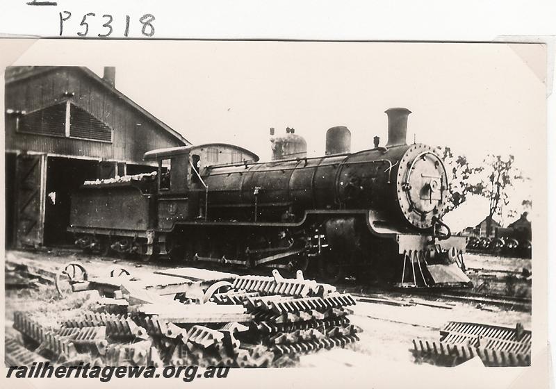 P05318
MRWA D class19, loco shed, Midland Junction, side and front view. .
