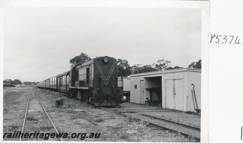 P05374
G class 51, station yard, gangers sheds, Calingiri, CM line, on ARHS tour train
