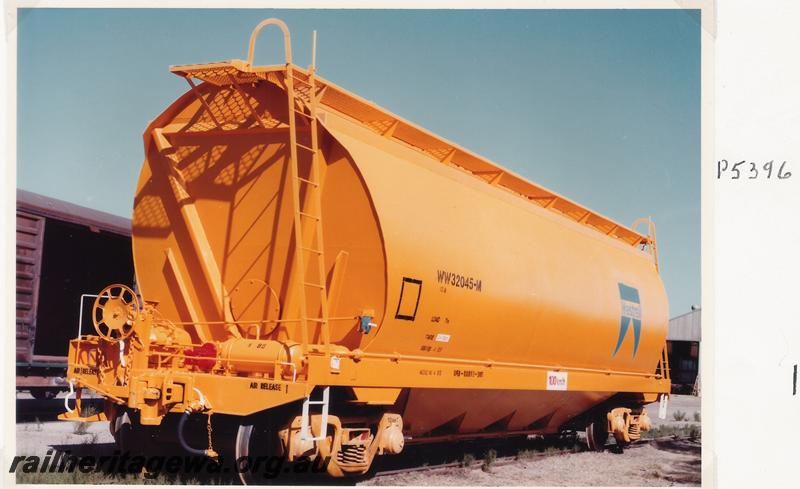 P05396
WW class 32045-M, Standard Gauge grain hopper, end and side view 
