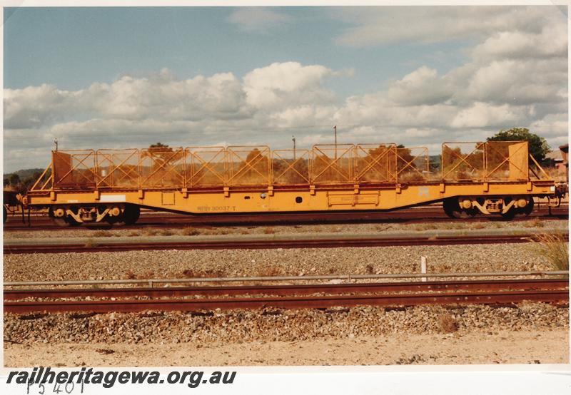P05401
WFDY class 30037-T, Standard Gauge flat wagon with bulkheads and side gates, (reclassified from a WF class), side view
