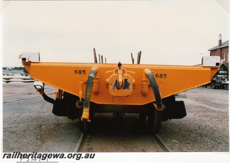 P05417
QK class 23641-M container wagon, end view
