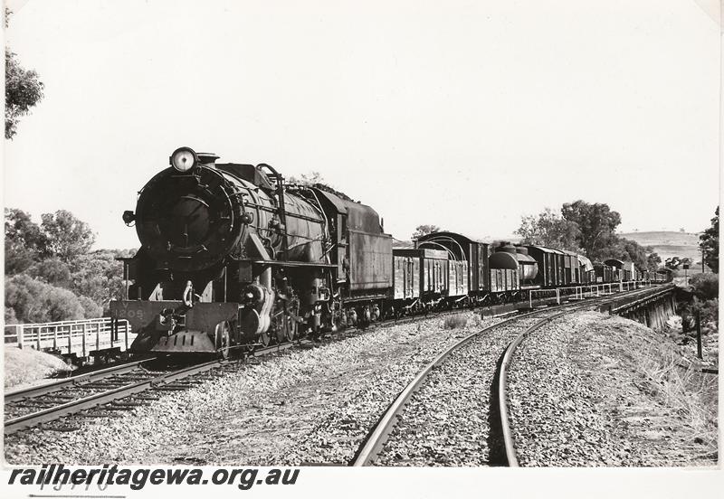 P05496
V class 1205, Spencers Brook, heading to Northam ER line, goods train
