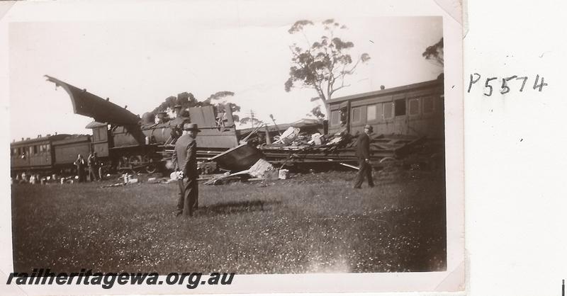 P05574
Collision, ES class 336, Mount Kokeby, GSR line, No.6 passenger ran into No.8 Albany to Perth, loco under remains of ZJ class 360
