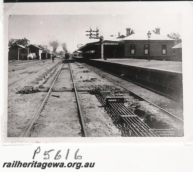 P05616
Visit by the Vic Div of the ARHS, station buildings, Midland, Junction
