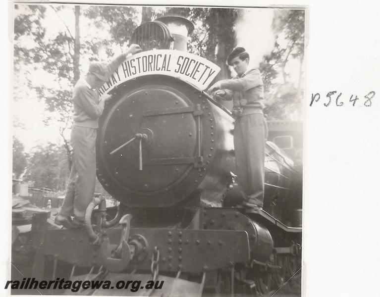 P05648
Workers preparing loco for an ARHS tour
